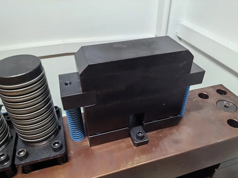 เครื่องเจาะบัสบาร์ CNC MX602-7C แม่พิมพ์ปั๊มนูน